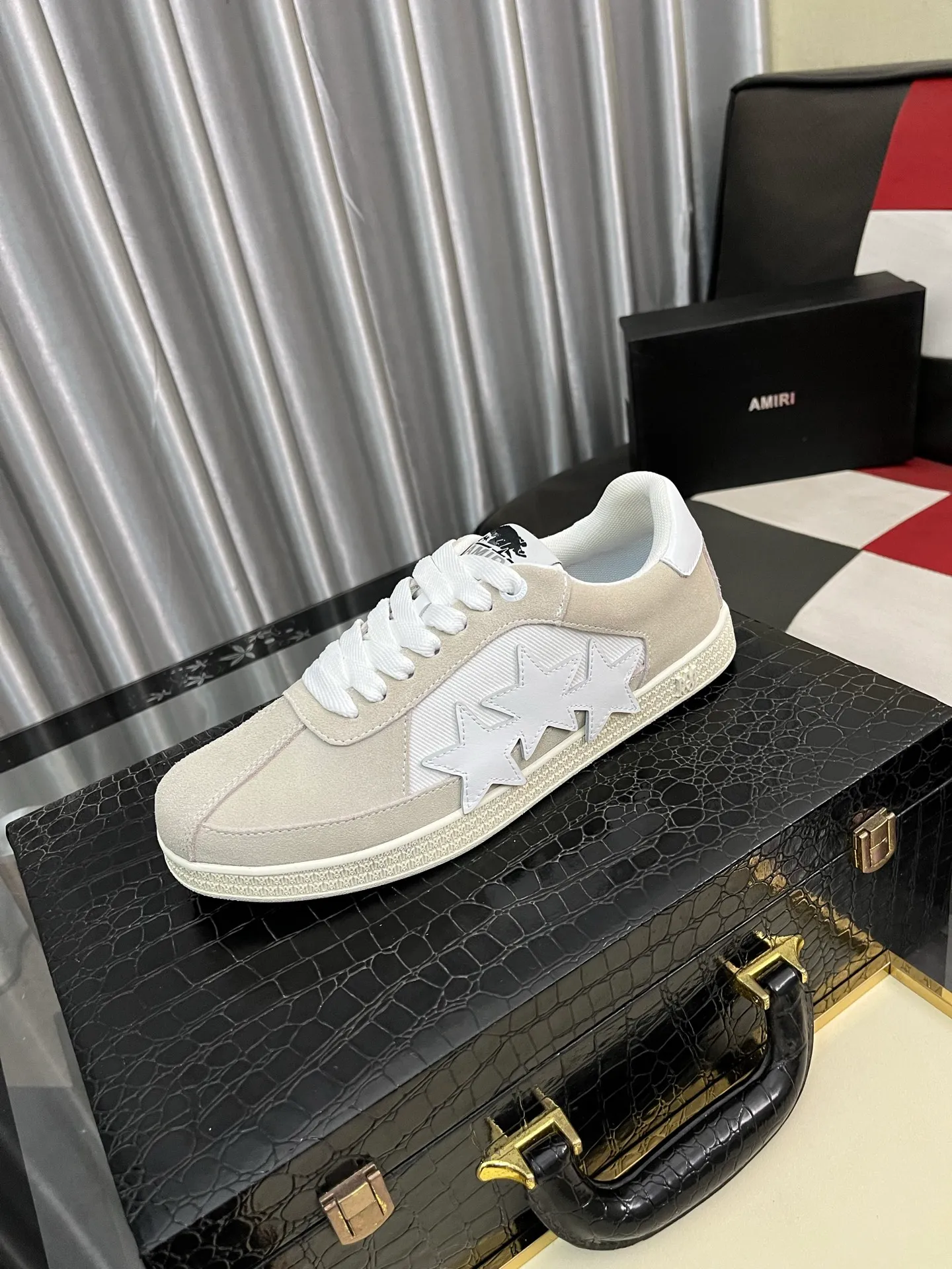 Men's shoes 💰420⌚️⌚️《AMIR*》New men's low-top casual sports sneakers bone shoes, another pair of irresistible bone shoes. Bone shoes are one of AMIRI's most popular items. They use first-layer cowhide uppers. The side bones are made of two cowhide laminations. They have a three-dimensional feel. The leather incisions are all oil-edged. Contrasting color design. Simple style. Fashionable sports. Customized metal LOGO nameplate to embellish shoelaces. Exclusive control of top version. Supports comparison. Breathable mesh lining Original rubber outsole A must-have item for daily leisure Suitable for various occasions Check it out if you are looking for high quality Super cool uppers Size: 38-445️⃣ Colors available